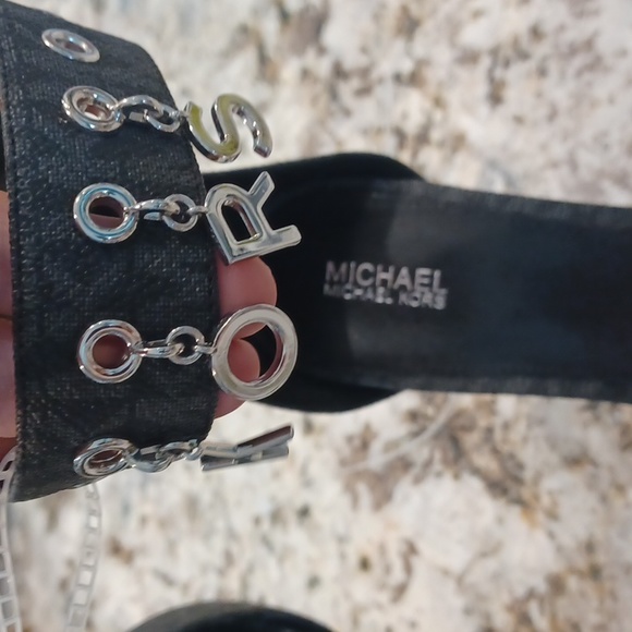 Michael Kors Women's Kelli Logo Print Charm Detail Sandals SZ 10 New - Picture 6 of 16